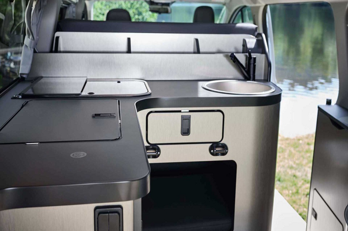 Ford Transit Nugget được trang bị tiêu chuẩn động cơ diesel tăng áp EcoBlue 2.0L, công suất 185 mã lực cùng mô-men xoắn 450 Nm. Khách hàng có thể tùy chọn hộp số sàn hoặc hộp số tự động 6 cấp.