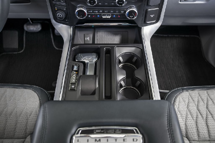 Đối với không gian cabin, bên cạnh việc sở hữu một khoang hành khách vô cùng rộng lớn, Ford F-150 Limited 2021 còn được trang bị hàng loạt tiện ích xịn xò như màn hình công-tơ-mét dạng LCD kích thước 12,3 inch, màn hình giải trí cảm ứng 12 inch, cần số có thể thu gọn nhằm tối ưu khu vực điều khiển trung tâm, ghế Max Recline với khả năng ngả tới gần 180 độ và đặc biệt là bàn làm việc di động ngay ở hàng ghế trước được thiết kế khá lạ mắt.