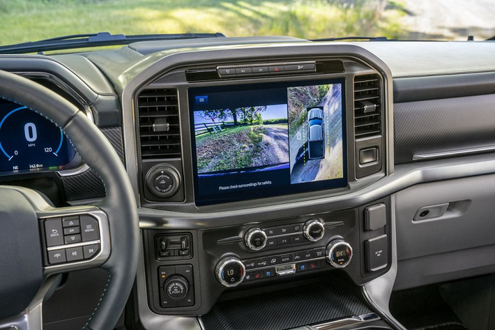 Tuy nhiên, trên Ford F-150 Limited 2021, tính khí động học đã được cải thiện rõ rệt nhờ bộ lưới tản nhiệt thông minh có khả năng tự động đóng/mở, hệ thống khung thân, cửa sau và cánh gió chủ động mũi xe đã được tinh chỉnh nhằm giải tối đa mức tiêu thụ nhiên liệu.