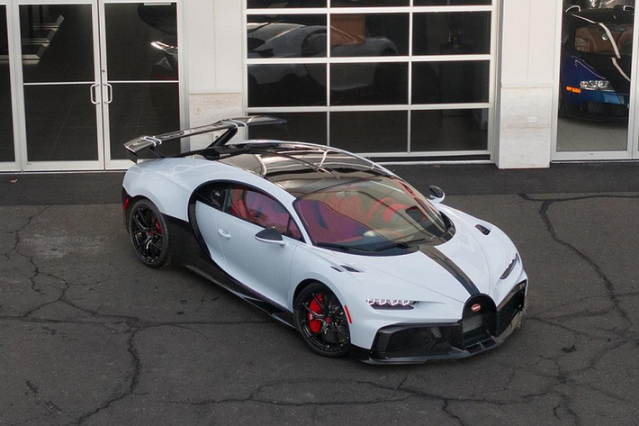 Lần đầu tiên trình làng vào hồi tháng 3 năm ngoái, siêu xe Bugatti Chiron Pur Sport là phiên bản được nâng cấp mạnh cả về thiết kế khí động lực học và hệ thống treo của dòng siêu xe Chiron. Mãi đến nay, chiếc siêu xe Bugatti Chiron Pur Sport đầu tiên mới được giao cho khách hàng.