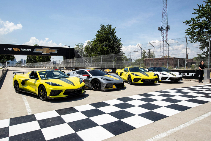 Chevrolet dự kiến sẽ sản xuất giới hạn 1000 chiếc Corvette C8 IMSA GTLM Championship Edition với màu áo đặc biệt này với thiết lập tay lái thuận. Màu áo này được lấy cảm hứng từ hai chiếc xe đua Corvette C8 mang số thứ tự 3 và 4.
