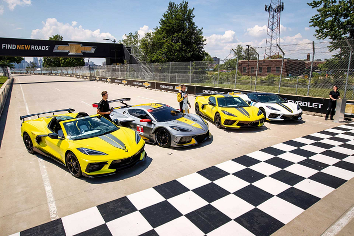 Tay đua Tommy Milner thuộc đội đua Corvette Racing cũng đi theo đoàn đua với chiếc Corvette C8.R số thứ tự 4. Laura Klauser, Giám đốc lĩnh vực Xe thể thao của General Motors cho biết: “Đua xe đã là một phần trong DNA của Corvette ngay từ những ngày đầu bắt đầu. Cả Corvette Stingray và C8.R đều đạt được thành công vang dội khi tận dụng những lợi ích của nền tảng động cơ đặt giữa và chúng tôi chỉ mới bắt đầu dự án này.”