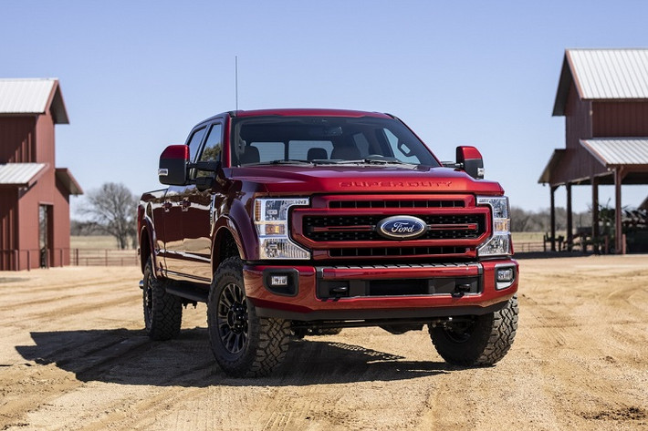 Ra mắt với 2 phiên bản là F-250 và F-350, Ford F-Series Super Duty 2022 còn sở hữu thêm gói ngoại thất Sport Appearance Package với các chi tiết viền đen thay thế cho viền chrome thường gặp như lưới tản nhiệt trước, cản trước và sau cùng màu với ngoại thất, chụp ống xả mạ chrome…
