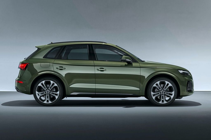 Hiện chưa rõ danh sách các trang bị tiêu chuẩn trên Audi Q5 2021 tại Việt Nam ra sao. Tuy nhiên, tại một số quốc gia trên thế giới, mẫu xe này được trang bị khá đầy đủ các hệ thống công nghệ hỗ trợ người lái như hệ thống cảnh báo va chạm trước/sau, hệ thống hỗ trợ đỗ xe, hệ thống cảnh báo phương tiện cắt ngang phía sau, hệ thống kiểm soát hành trình thích ứng, camera 360 độ, hệ thống cảnh báo chệch làn đường...