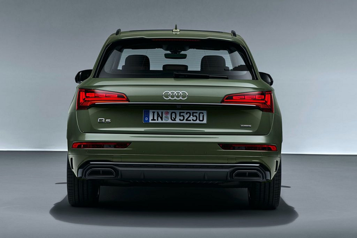 Về truyền động, Audi Q5 2021 tại thị trường quốc tế được bán ra với khối động cơ tiêu chuẩn 2.0L TFSI 4 xy-lanh tăng áp, kết hợp hệ thống hybrid nhẹ 12V, sản sinh công suất tổng hợp 261 mã lực và 370 Nm mô-men xoắn cực đại. Thời gian tăng tốc từ 0 - 96 km/h của xe rút xuống còn 5,7 giây, giảm 0,2 giây so với phiên bản trước.
