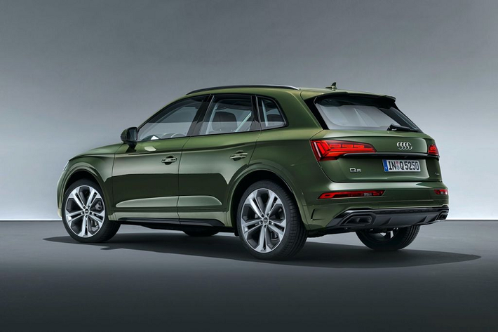 Mẫu SUV hạng sang Audi Q5 2021 là một phiên bản nâng cấp giữa vòng đời với khá nhiều thay đổi đáng chú ý. Về ngoại hình, Audi Q5 2021 vẫn giữ nguyên vóc dáng tổng thể như thế hệ trước.