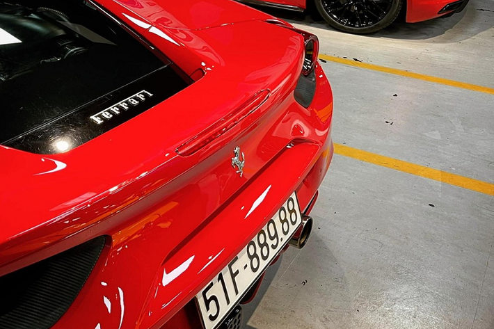 Động cơ kết hợp cùng hộp số ly hợp kép 7 tốc độ, nhờ đó, Ferrari 488 GTB chỉ mất khoảng thời gian 3 giây để tăng tốc từ vị trí xuất phát lên 100 km/h trước khi đạt vận tốc tối đa 330 km/h.
