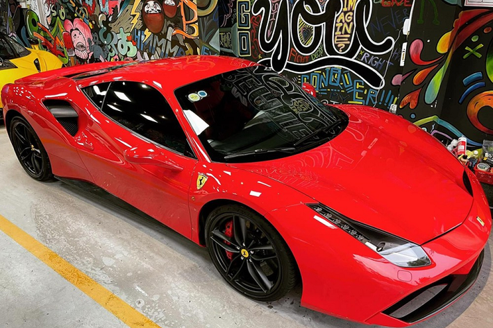 Người mua lại chiếc siêu xe Ferrari 488 GTB của nam ca sĩ Tìm Lại Bầu Trời không ai khác ngoài một người chuyên mua bán siêu xe khá nổi tiếng tại Sài thành trong gần 2 năm qua. Garage của người này có lúc hơn 5 chiếc Ferrari chen chúc đậu cùng nhau.