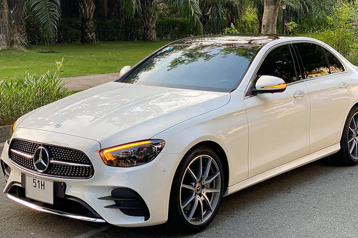 Phiên bản Mercedes-Benz E300 AMG 2021 mới chính là phiên bản cao cấp nhất trong 3 phiên bản của dòng E-Class phiên bản nâng cấp facelift mới (E180, E200 Exclusive và E300 AMG). Với giá bán niêm yết 2,95 tỷ đồng, để lăn bánh E300 AMG 2021 tại khu vực TP.HCM, người mua sẽ chi khoảng 3,3 tỷ đồng bao gồm các chi phí như lệ phí trước bạ và bảo hiểm vật chất.