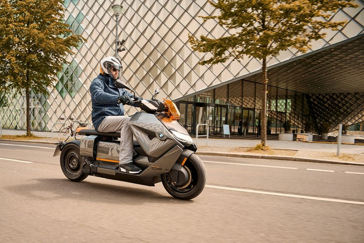 Theo thông tin đăng tải từ BMW Motorrad, mẫu giá xe BMW CE 04 2022 khởi điểm từ 11.795 USD (khoảng 271 triệu đồng) dành cho màu sơn trắng tiêu chuẩn. Bên cạnh đó, người dùng cũng có thể tuỳ chọn phối màu xám/cam với số tiền cộng thêm 225 USD (5,2 triệu đồng) và gói trang bị cao cấp với giá 1.650 USD (38 triệu đồng).