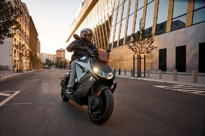 Với gói trang bị cao cấp, BMW CE 04 chạy điện mới sẽ được bổ sung hàng loạt tiện ích như hệ thống phanh ABS Pro, hệ thống đèn chiếu sáng với công nghệ thích ứng, sưởi ghế, bộ sạc cấp độ 2 (cho phép sạc xe từ 0 - 100% trong 1 giờ 40 phút và 45 phút để sạc từ 20 - 80% pin), chế độ lái xe Pro và hệ thống cảnh báo áp suất lốp.