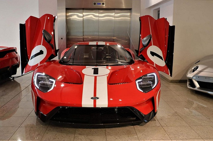 Mới đây, hình ảnh chụp chiếc siêu xe đắt đỏ và giới hạn năm sản xuất là Ford GT '67 Heritage Edition mới được chia sẻ lên mạng xã hội cho thấy chiếc siêu xe này đã xuất hiện ở một công ty nhập khẩu tư nhân có tiếng ở quận 5, TP HCM.