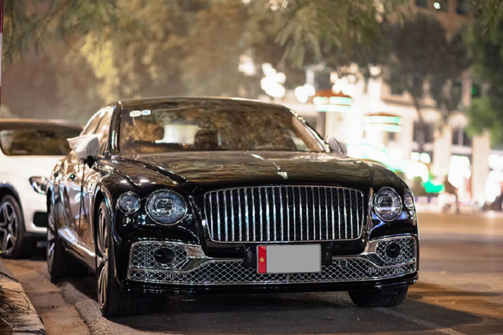 Bước vào bên trong cabin, nội thất Flying Spur First Edition có tông màu chủ đạo nâu da bò kết hợp đen truyền thống. Ghế ngồi và cánh cửa của xe được khâu họa tiết hình kim cương. Một số trang bị nổi bật khác phải kể tới như các chi tiết ốp gỗ cao cấp màu đen piano, màn hình cảm ứng trung tâm 12,3 inch có thể ẩn sau táp-lô, hệ thống âm thanh 10 loa tiêu chuẩn có thể nâng cấp lên loại 16 loa Bang & Olufsen hoặc 19 loa 2.200W Naim tích hợp bộ chuyển đổi âm bass trên ghế trước.