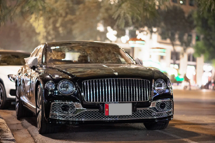 Nhờ phân bổ trọng lượng tốt hơn kết hợp hệ dẫn động AWD, Bentley Flying Spur và bản First Edition mới mang đến những chuyến đi êm ái và mượt mà hơn đáng kể, xe có thể tăng 60% lượng khí cho lò xo khí nén của hệ thống treo. Ngoài ra, Flying Spur 2020 cũng được trang bị hệ thống phanh trước 420mm, lớn hơn so với đời cũ để phù hợp với sức mạnh mới của chiếc sedan siêu sang.