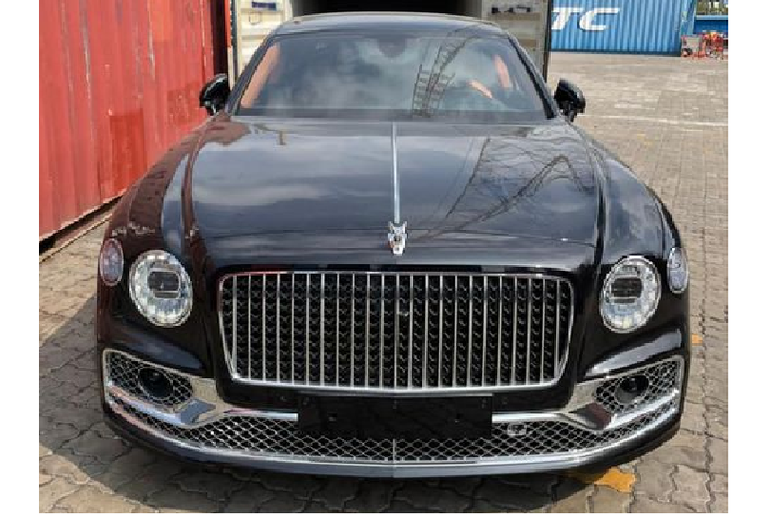 Thông qua những hình ảnh được đăng tải có thể thấy, siêu phẩm Bentley Flying Spur First Edition này sở hữu nước sơn ngoại thất màu đen huyền bí, kết hợp với rất nhiều chi tiết được mạ crome sáng như mặt ca-lăng cản dưới trước/sau, viền cửa sổ, mang cá... Ngoài ra, xe được tuỳ chọn cấu hình chỉ 4 chỗ ngồi với vách tì tay trung tâm cỡ lớn ở băng ghế sau.
