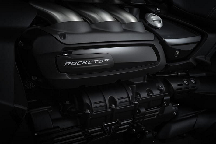 Theo đó, Triumph Rocket 3 R Black đặc biệt sẽ là một trong những phiên bản "tên lửa" mạnh mẽ nhất dành cho những người sở hữu Rocket. Triumph đã tăng sự mạnh mẽ này bằng cách sơn phủ lên chiếc xe một bộ cánh đen mờ kết hợp với đen bóng ở các chi tiết tuyệt đẹp. Tất nhiên, phiên bản giới hạn này cũng sẽ được tô điểm bằng các chi tiết đặc biệt như bảng tên Black Edition, khối động cơ sơn đen và cặp chắn bùn trước sau Carbon đen bóng, ống xả đen lì đẹp mắt.