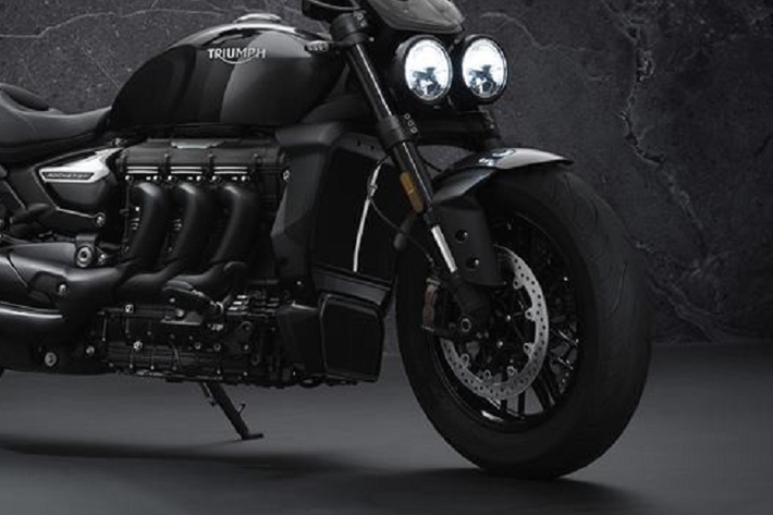 Hiện tại, chưa rõ mức giá xe Triumph Rocket 3 Black Edition phiên bản đặc biệt này dành cho các biker muốn sở hữu Rocket thế nhưng, với người chơi tại Việt Nam thì có lẽ phiên bản đặc biệt này cũng sẽ có mức giá khoảng 1 tỷ đồng.