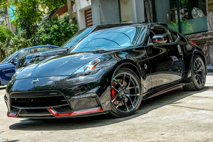 Ra mắt lần đầu tiên vào năm 2006, Nissan 370Z thể thao thuộc dòng cỡ nhỏ 2 cửa, kế thừa những tinh hoa của dòng xe Datsun 240Z nổi tiếng. Đối thủ chính của 370Z có thể kể đến như Toyota Celica, Toyota Supra, Mitsubishi 3000GT hay Mazda RX-7…