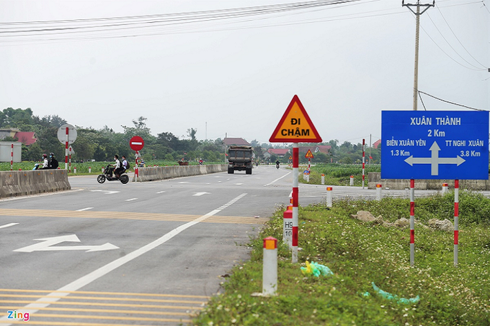 “Đường có nhiều ngã tư, đường dân sinh trong khi mới thảm nhựa, chưa giới hạn tốc độ nên nhiều người chạy nhanh, thiếu quan sát dẫn đến tai nạn”, một người dân xã Xuân Yên, huyện Nghi Xuân, cho hay. Trong ảnh là ngã tư đường liên xã Xuân Yên - Tiên Điền (xã Xuân Yên) giao cắt với đường ven biển nhưng chưa có đèn tín hiệu giao thông.