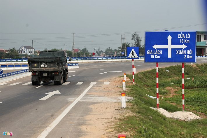 Trao đổi với Zing, trung tá Đặng Quyết Thắng, Đội trưởng Đội CSGT Công an huyện Nghi Xuân, cho biết tuyến đường ven biển được nâng cấp từ tỉnh lộ 547, đi qua 8 xã của huyện này với chiều dài 24,8 km. Dự án được đưa vào khai thác từ tháng 7/2020 nhưng chưa bàn giao, hệ thống biển báo, đèn tín hiệu chưa hoàn thành.