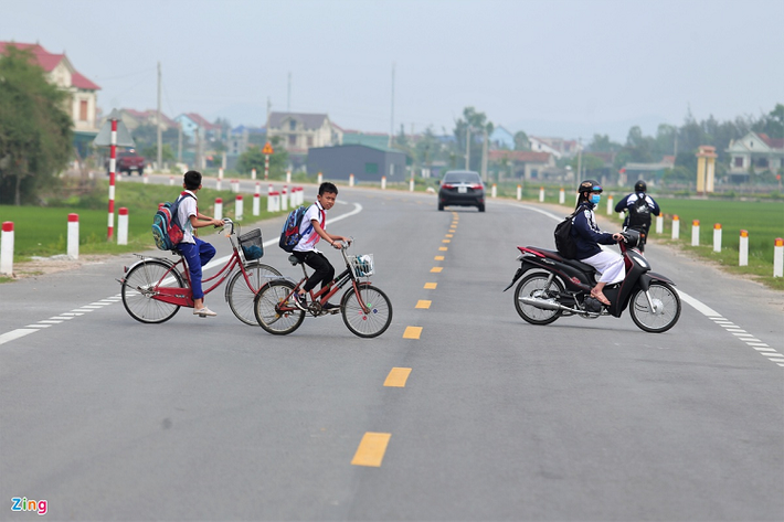 Dọc tuyến có nhiều trường học, trụ sở làm việc. Sau giờ tan tầm, người và phương tiện phải băng qua các điểm giao cắt với đường ven biển.