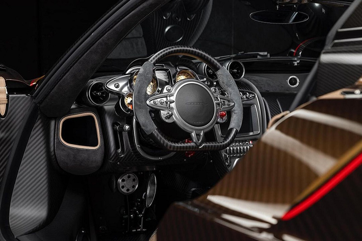 Ngoại hình của chiếc Pagani Huayra bản đặc biệt được hoàn thiện một cách tinh xảo. Phần thân bằng sợi carbon, được phủ lớp sơn ánh vàng-hồng có tên Ora Rosa. Một số bộ phận và mâm xe được sơn màu đỏ đồng Bronzo Chiazo và Diamond Sparkle. Các đường viền màu đỏ trang trí tăng tính tương phản. Kẹp phanh được sơn màu đỏ tươi nổi bật.