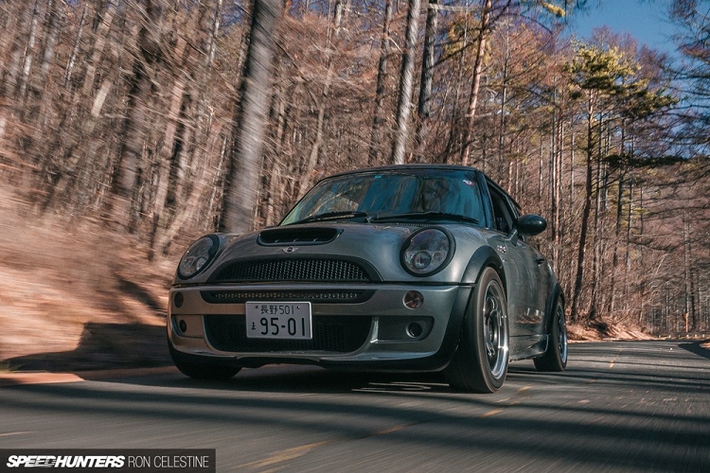 Tương tự động cơ, nội thất của chiếc Mini Cooper S cũng được sư thầy Masa áp dụng triết lý "chudo". Nhà sư này dùng ghế lái Bride Low Max nhưng ghế hành khách là loại Recaro vì nó thoải mái hơn cho người ngồi. Ngoài ra, nhà sư Nhật Bản còn bổ sung đồng hồ báo nhiệt độ dầu và nhiệt độ nước làm mát để có thể theo dõi những gì đang diễn ra với động cơ. Cuối cùng, sư thầy Masa thay vô lăng nguyên bản bằng loại Nardi vì thích cảm giác khi vần vô lăng này.