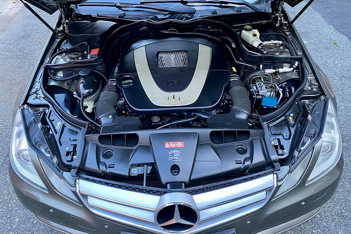 Sức mạnh truyền xuống cầu sau (RWD) thông qua hộp số tự động 7 cấp (7G-Tronic). Nhờ đó, Mercedes-Benz E350 Coupe đời 2009 có khả năng tăng tốc 0-100 km/h chỉ trong 6,4 giây.