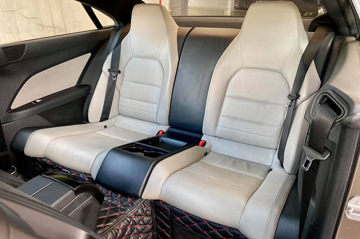 Không giống như biến thể sedan E300 Elegance dùng máy V6 3.0L, như tên gọi “E 350” chiếc coupe này sử dụng động cơ V6 dung tích 3.5L, hút khí tự nhiên, cho công suất tối đa 272 mã lực và mô-men xoắn cực đại đạt 350Nm tại 2.500-5.000 vòng/phút.