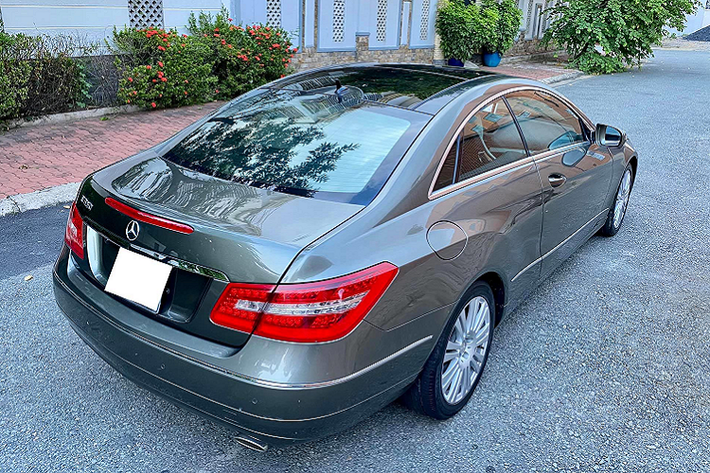 Được phát triển dựa trên nền tảng E-Class sedan thế hệ thứ 4, E-Class biến thể Coupe mang thiết kế cứng cáp “bền dáng” và không thể nhầm lẫn của dòng E-Class cũ. Mãi đến ngày nay, nhiều fan trung thành của “Mẹc” vẫn yêu thích phong cách của E-Class đời này.