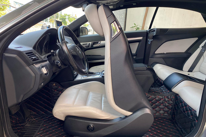 Mẫu xe sang Mercedes-Benz E350 Coupe sở hữu nhiều hệ thống an toàn cao cấp mà người mua không tìm thấy trên các dòng xe phổ thông trong tầm giá dưới 1 tỷ như: hệ thống cảnh báo sớm (Attention Assist), hệ thống hỗ trợ đỗ xe (Parktronic), đèn pha thông minh (ILS), hệ thống an toàn Pre-Safe hay phanh Adaptive.