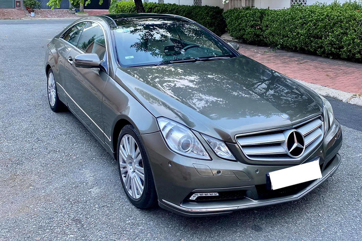 Mặc dù hiện tại xe đang giá bán dễ chịu hơn so với trước đây, nhưng E350 Coupe này được đánh giá là khá kén khách chơi. Trên thực tế, không chỉ dòng E mà dòng C Coupe thấp hơn hay S Class Coupe cao cấp hơn cũng rất kén khách vì chi phí nuôi không hề dễ chịu, thậm chí cao hơn các biến thể sedan. Chính vì thế, dòng coupe hạng sang này chỉ phù hợp với tệp khách hàng nhỏ có điều kiện kinh tế khá giả và chịu chơi.