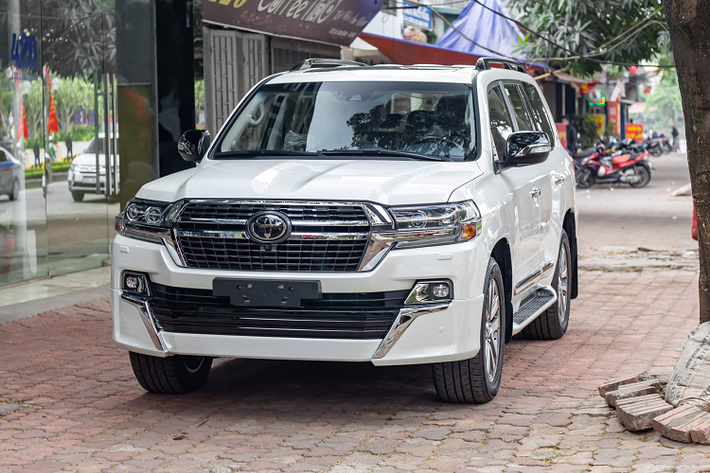 Hộp số tự động 6 cấp, hệ dẫn động bốn bánh. Bề ngoài Land Cruiser bản máy dầu không có quá nhiều khác biệt so với phiên bản máy xăng thông thường. Theo Toyota, Land Cruiser phiên bản máy dầu có chiều dài tổng thể 4.990 mm, chiều cao 1.879 mm, chiều dài cơ sở 2.850 mm. Xe có cấu hình 7 chỗ ngồi. Dung tích bình nhiên liệu 93 lít.