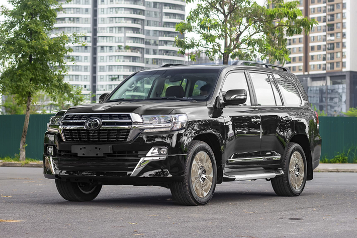 Mẫu xe SUV Toyota Land Cruiser nổi tiếng bởi tính bền bỉ, ổn định cao đầu bảng của Toyota luôn nhận được sự quan tâm của nhiều tay chơi xe. Nhiều khách hàng Việt mong muốn sự khác biệt về trang bị và xuất xứ đã không ngần ngại đặt mua Land Cruiser phiên bản dành cho các thị trường lớn trên thế giới như Trung Đông, Bắc Mỹ, Nga. Tuy nhiên, đa số các xe Land Cruiser đang lăn bánh ở Việt Nam đều dùng động cơ xăng V8 dung tích 4.6 hoặc 5.7 lít.