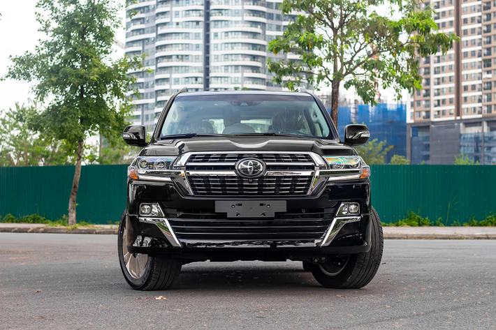 Chính vì thế, sở hữu phiên bản Toyota Land Cruiser 2021 máy dầu đưa chiếc xe trở nên độc đáo về cấu hình động cơ và thể hiện mức độ chịu chơi của chủ xe. Xe đang được một công ty kinh doanh xe nhập khẩu ở Hà Nội bán với giá hơn 6 tỷ đồng (tương đương BMW X7).