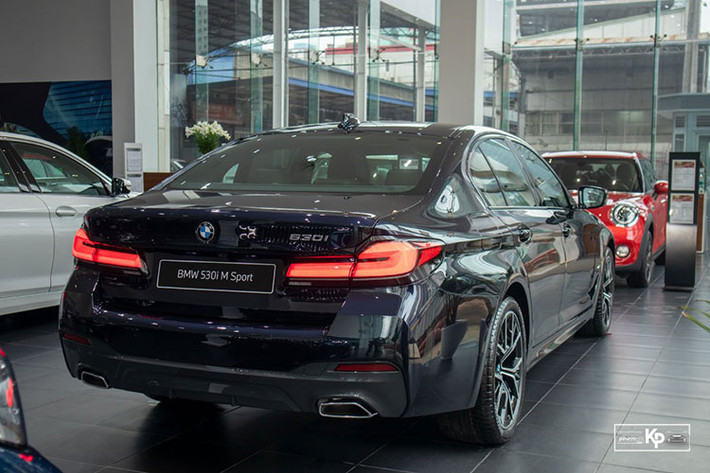 Ở thế hệ nâng cấp mới xuất hiện tại thị trường Việt Nam, giá xe BMW 5-Series 2021 đã tăng nhẹ dao động từ 2,499 - 3,289 tỷ đồng với 3 phiên bản, cụ thể như sau: Giá xe BMW 520i Luxury Line: 2,499 tỷ; BMW 520i M-Sport: 2,969 tỷ; BMW 530i M-Sport: 3,289 tỷ.