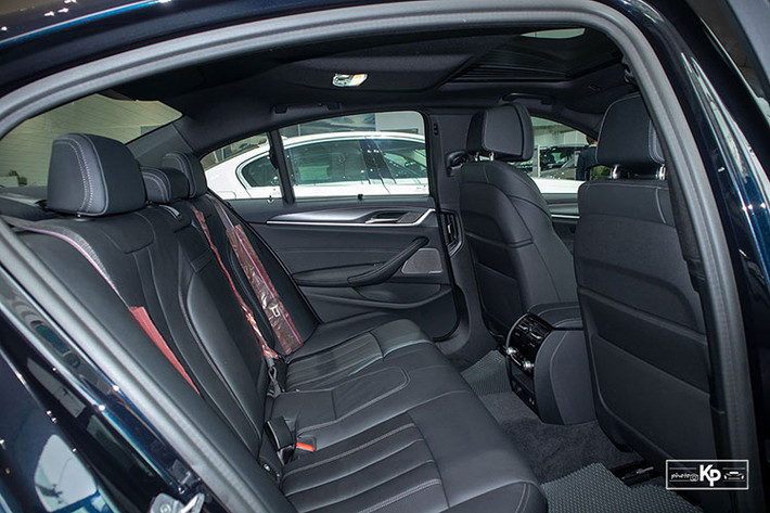 BMW 530i M-Sport 2021 được trang bị hàng loạt tính năng an toàn tiên tiến bao gồm: hệ thống hỗ trợ đỗ xe Parking Assistant, hệ thống cảnh báo áp suất lốp, hệ thống cảm biến trước/sau, hệ thống bảo vệ chủ động (5AL), đèn pha thích ứng, camera 360 độ, 6 túi khí an toàn, lốp xe Runflat...