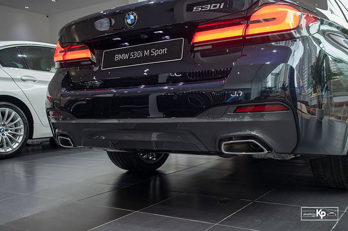Thay đổi dễ nhận ra trên BMW 530i M-Sport 2021 đến từ mặt ca-lăng giờ đây đã được tăng kích thước lớn hơn đời cũ và sử dụng chất liệu crom sáng bóng với khả năng đóng/mở tùy tình trạng vận hành của động cơ.
