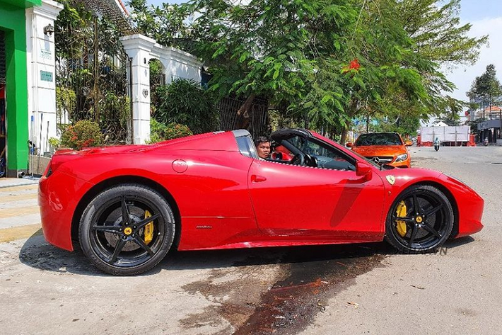 Bên cạnh phần thân có thiết kế ấn tượng, chiếc Ferrari 458 Spider này còn tạo điểm nhấn với bộ la-zăng 5 chấu đơn sơn đen tương phản và kẹp phanh màu vàng nổi bật.