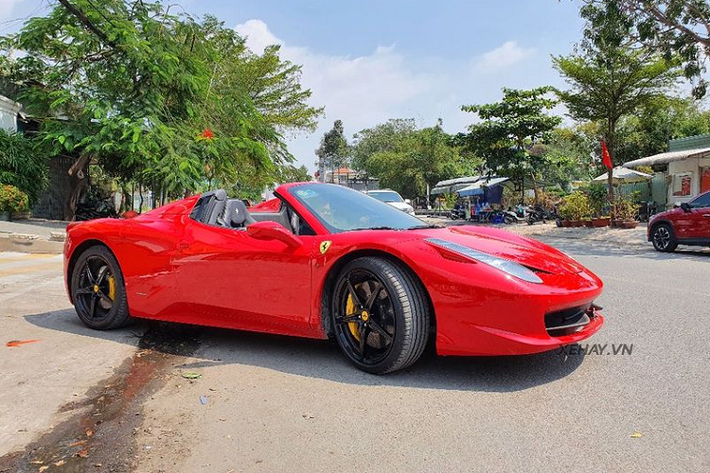 Về truyền động, Ferrari 458 Spider được trang bị khối động cơ V8 4.5L hút khí tự nhiên, sản sinh công suất 562 mã lực và mô-men xoắn 540 Nm.