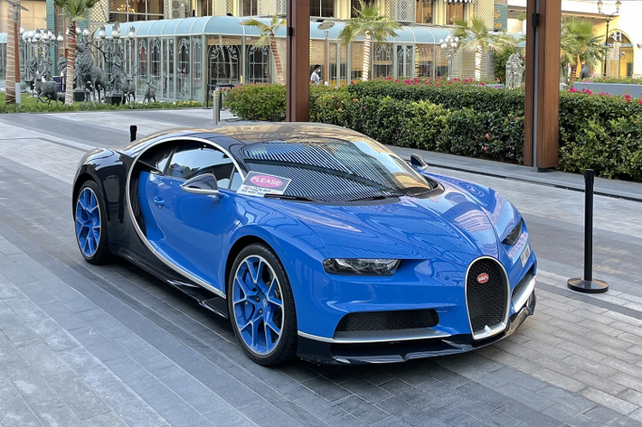 Các quốc gia khu vực Trung Đông được xem là "kinh đô siêu xe" của thế giới. Tại Dubai (UAE), bạn có thể bắt gặp nhiều thứ điên rồ liên quan đến xe như các siêu xe hàng hiếm, các mẫu xe độc lạ cho đến dàn xe cảnh sát khủng nhất thế giới. Ảnh: Autogespot.