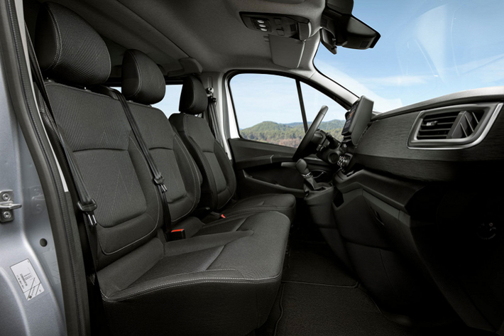 Nissan NV300 Combi 2021 sẽ cạnh tranh trực tiếp với các đối thủ như Ford Tourneo Custom hay thậm chí là “người nhà” Renault Trafic trong phân khúc xe van.