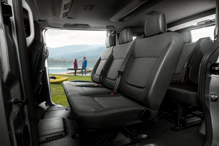 Động cơ dầu trên Nissan NV300 Combi đã được cải tiến để đáp ứng các quy định kiểm soát ô nhiễm nghiêm ngặt hơn tại thị trường Châu Âu, bao gồm tiêu chuẩn khí thải Euro 6 (Euro 6d-TEM). Xe sử dụng kết hợp với hộp số sàn 6 cấp và hộp số tự động 6 cấp (Quickshift).