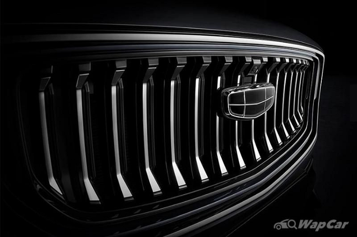 Về thiết kế, Geely KX11 2022 mới sở hữu lưới tản nhiệt kiểu "vũ trụ mở rộng" đặc trưng của thương hiệu, bao gồm các thanh dọc tạo hiệu ứng lõm vào trong, bên cạnh là cặp đèn pha mỏng sắc nét.
