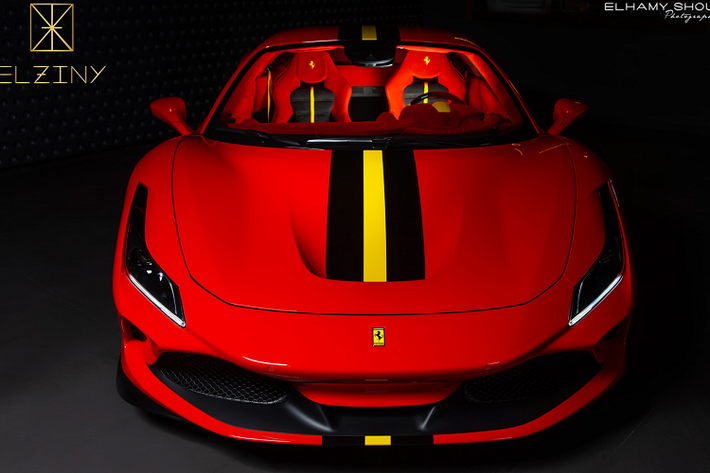 Thiết kế của Ferrari F8 Tributo được xem như màn "lột xác" ngoạn mục so với người tiền nhiệm 488 GTB nhưng lại được chia sẻ một số nét tương đồng với chiếc 488 Pista. Phần đầu xe có thiết kế dữ dằn và được vuốt nhọn về phía trước, cản trước được trang bị hai khe hút gió lớn, ở vị trí trung tâm là một khe gió nhỏ liên thông với nắp ca-pô thông qua một ống dẫn khí S-Duct.