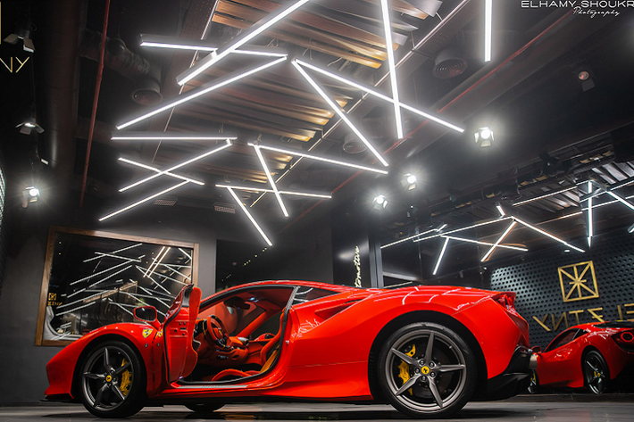 Xuất hiện trong bài viết là một chiếc Ferrari F8 Tributo đặc biệt khi chỉ được sản xuất duy nhất 1 xe trên toàn cầu, đó chính là "siêu ngựa" F8 Tributo Modena Italy - phiên bản độc đáo với diện mạo được lấy cảm hứng từ người anh em 488 Pista.