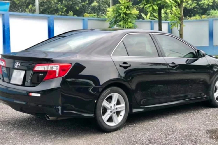 Xe đi kèm với nhiều “đồ chơi” như ghế lái chỉnh điện, điều hoà tự động, cửa sổ trời. Đây là những trang bị khá “xịn” nếu so với xe phân phối chính hãng cùng đời.