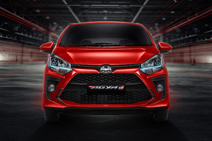 So với bản thường, mẫu xe hatchback Toyota Wigo GR Sport 2022 ở thị trường Indonesia chỉ khác biệt một chút ở thiết kế bên ngoài. Theo đó, hãng Toyota đã bổ sung ốp trang trí như 2 chiếc răng nanh màu đen trên cản trước thay vì màu đỏ như ở bản thường cho Wigo GR Sport 2022.