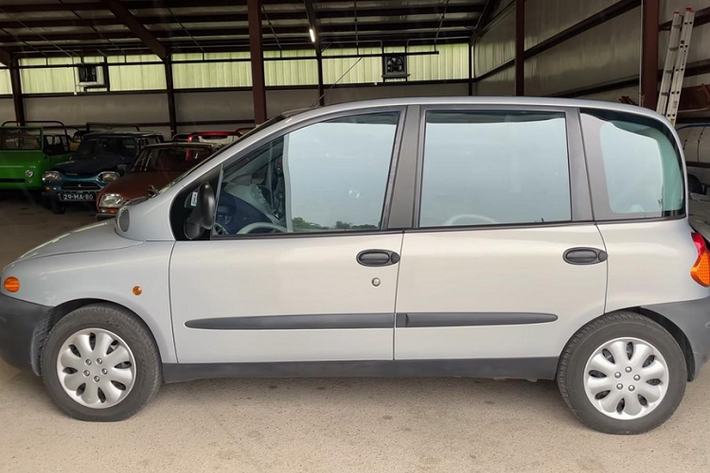 DeMuro không đi vào chi tiết động cơ, nhưng khá dễ dàng để nhận ra rằng đây là một chiếc xe Fiat Multipla sở hữu thông số Vương quốc Anh với động cơ chạy xăng 16 van, dung tích 1,6 lít. Do đó, nó có công suất 102 mã lực khi còn mới và cần 12,6 giây để đạt tốc độ 100 km/h.