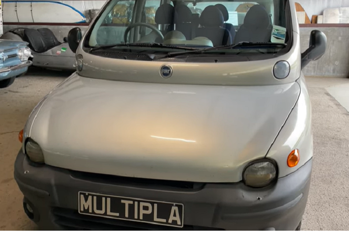 Fiat Multipla đời 2000 cũng có gương cửa chia đôi kiểu xe van, một thiết kế rất tốt để loại bỏ điểm mù. Bên cạnh phần đầu xe chia tầng, Nó còn có một yếu tố thiết kế kỳ lạ khác, đó là phần mui xe. Phần này trông giống như một vết sưng phồng không tự nhiên với cửa sổ cao bất thường. Nhà thiết người ý hào hoa cũng khiến phần đuôi xe trở nên độc đáo bằng cách uốn cong tấm kính.